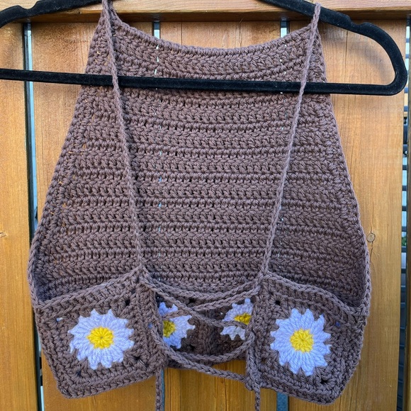 Handmade crochet floral top with open back - Picture 4 of 5